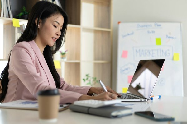 Ne manquez plus aucun appel : confiez votre standard téléphonique à une télésecrétaire professionnelle